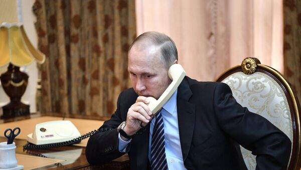 Predsednik Rusije Vladimir Putin tokom telefonskog razgovora sa predsednikom Tadžikistana Emomalijem Rahmonom - Sputnik Srbija