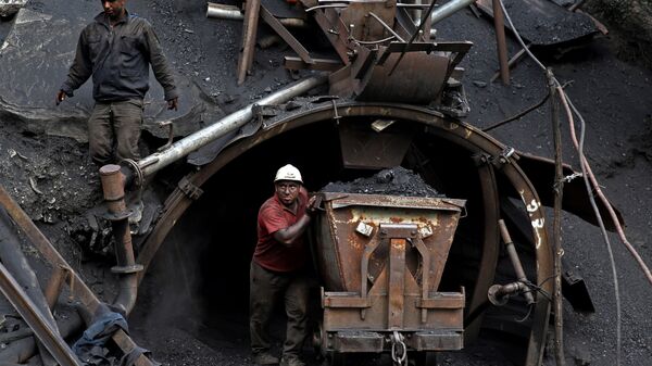 Ирански рудар гура колица са угљем - Sputnik Србија
