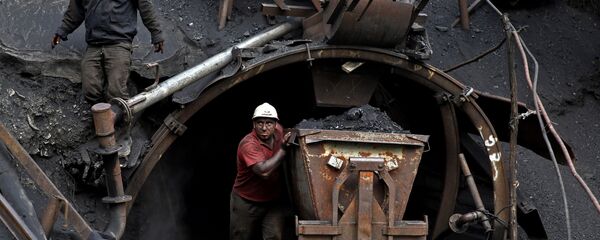 Ирански рудар гура колица са угљем Ирански рудар гура колица са угљем - Sputnik Србија
