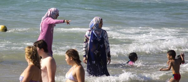 Муслиманке са буркама у води Муслиманке са буркама у води - Sputnik Србија