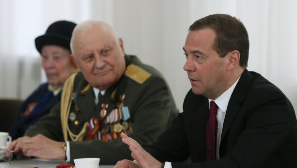 Руски премијер Дмитриј Медведев на састанку са ветераним Другог светског рата - Sputnik Србија