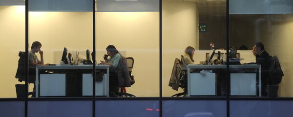 Радници у канцеларијама једне московске фирме Радници у канцеларијама једне московске фирме - Sputnik Србија