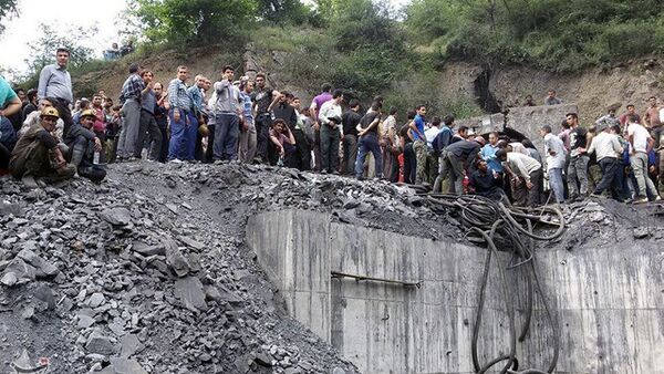 Ljudi se okupljaju na mestu eksplozije u iranskom rudniku uglja u provinciji Golestan - Sputnik Srbija
