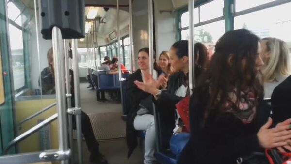 Beograđanke igraju u tramvaju - Sputnik Srbija