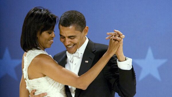 Bivši američki predsednik Barak Obama i prva dama Mišel Obama plešu na balu Midvestern u Vašingtonu - Sputnik Srbija