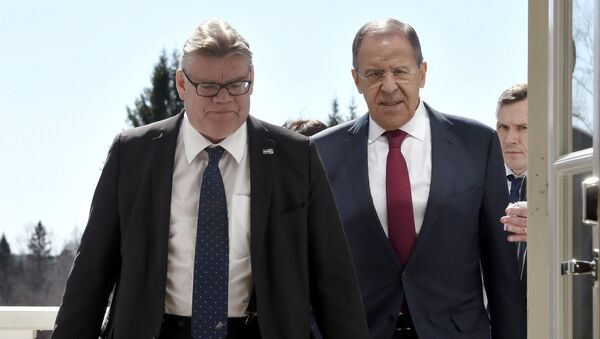 Ministri spoljnih poslova Finske i Rusije Timo Soini i Sergej Lavrov pre sastanka - Sputnik Srbija