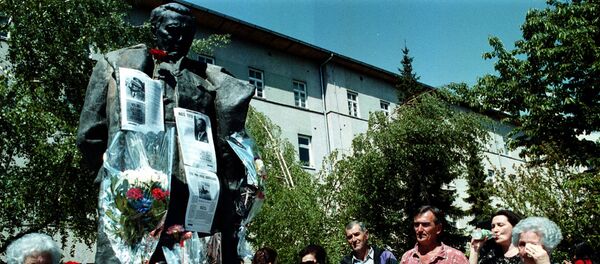 Narod plače ispred spomenika Josipu Brozu Titu Narod plače ispred spomenika Josipu Brozu Titu - Sputnik Srbija