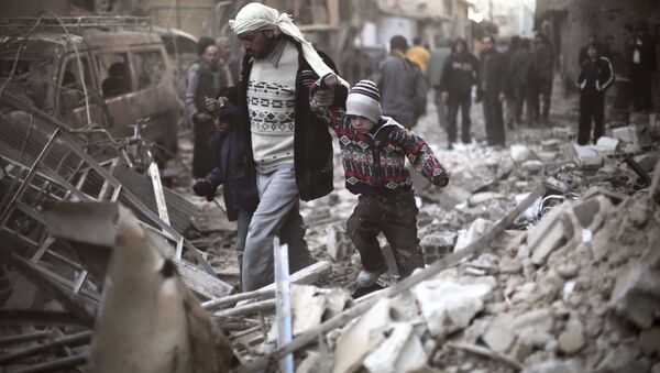 Човек води двоје деце кроз рушевине у Источној Гути у Сирији - Sputnik Србија