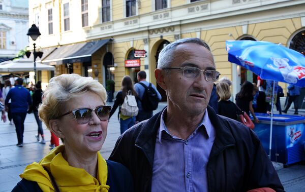 Miodrag Petrović, građevinski inženjer, sa suprugom u šetnji Knez Mihailovom ulicom Miodrag Petrović, građevinski inženjer, sa suprugom u šetnji Knez Mihailovom ulicom - Sputnik Srbija