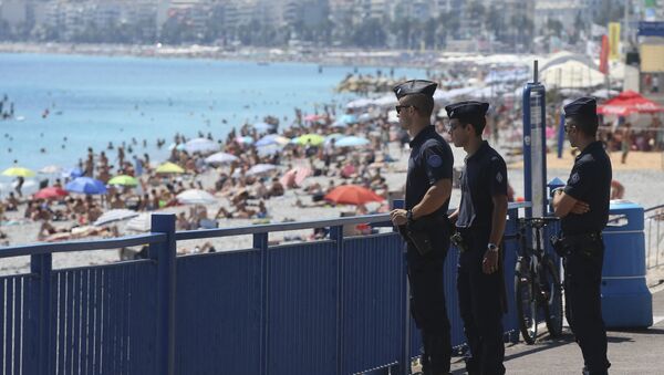 Припадници француске полиције патролирају на обали Нице - Sputnik Србија