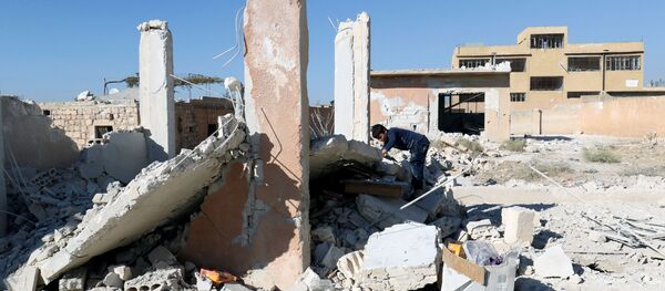 Школа разрушена у гранатирању сиријског града Хас на југу провинције Идлиб - Sputnik Србија
