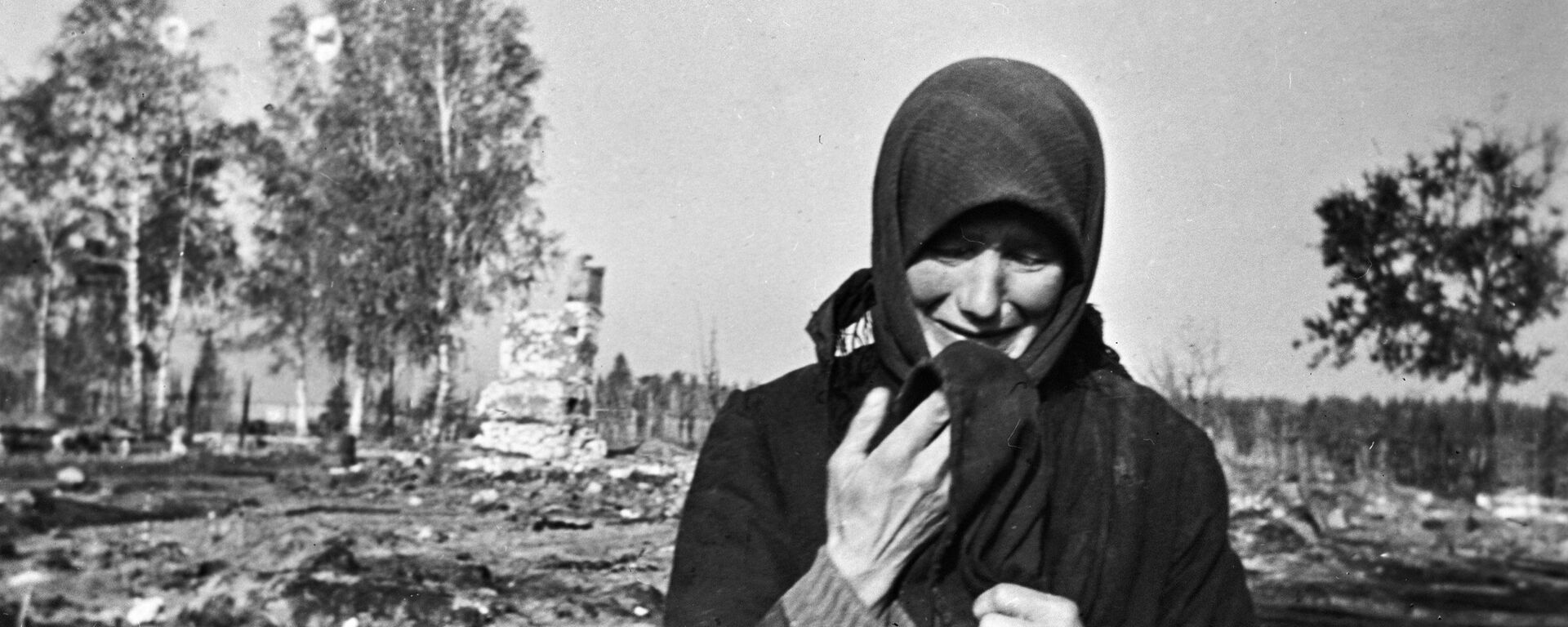 Žena plače na ruševinama rodnog sela koje su spalili fašisti u Drugom svetskom ratu - Sputnik Srbija, 1920, 05.10.2022