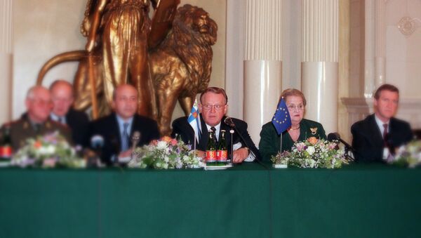 Марти Ахтисари и Медлин Олбрајт на састанку 1999. године - архивска фотографија - Sputnik Србија