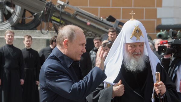 Predsednik Rusije Vladimir Putin i ruski patrijarh Kiril na ceremoniji otkrivanja krsta u spomen velikog kneza Sergeja Aleksandroviča u Kremlju - Sputnik Srbija
