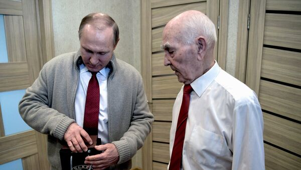 Руски председник Владимир Путин у посети бившем руководиоцу обавештајне групе КГБ у Источној Немачкој - Sputnik Србија