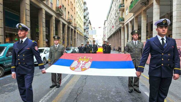 Jedriličarska ekipa Vojske Srbije tokom svečanog defilea ulicama Livorna. - Sputnik Srbija
