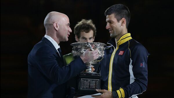 Andre Agasi uručuje trofej Novaku Đokoviću - Sputnik Srbija