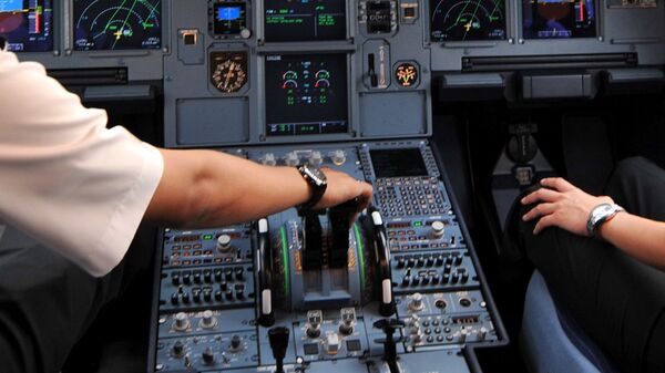 Piloti u kokpitu Erbas A320 na aerodromu u Džakarti. - Sputnik Srbija