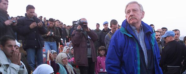 Вилијам Вокер међу Албанцима у КиМ 1999. године Вилијам Вокер међу Албанцима у КиМ 1999. године - Sputnik Србија