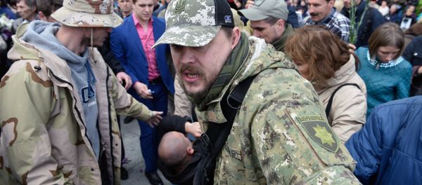 Полиција хапси једног од нападача на учеснике Бесмртног пука у Кијеву Полиција хапси једног од нападача на учеснике Бесмртног пука у Кијеву - Sputnik Србија