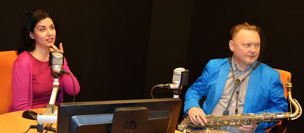 Novinar Valentina Bulatović i ruski saksofonista Oleg Kirejev - Sputnik Srbija