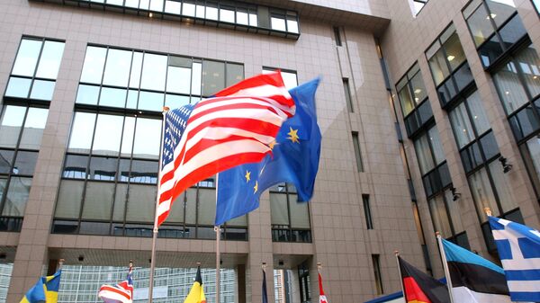 Tastave SAD i EU ispred sedišta EU u Briselu - Sputnik Srbija