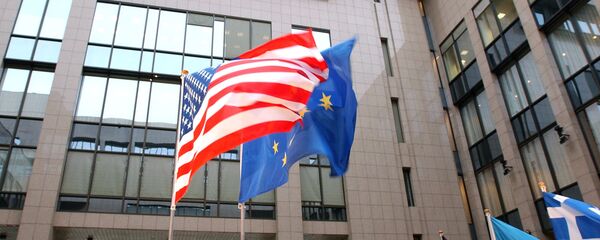 Таставе САД и ЕУ испред седишта ЕУ у Бриселу Таставе САД и ЕУ испред седишта ЕУ у Бриселу - Sputnik Србија