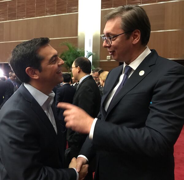 Srpski i grčki premijer ćaskaju na marginama foruma u Pekingu Srpski i grčki premijer ćaskaju na marginama foruma u Pekingu - Sputnik Srbija