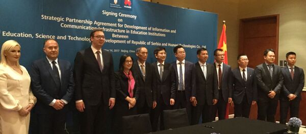 Aleksandar Vučić u Kini sa predstanicima kompanije Huavej - Sputnik Srbija