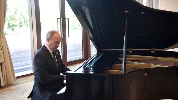 Ruski predsednik Vladimir Putin svira klavir - Sputnik Srbija