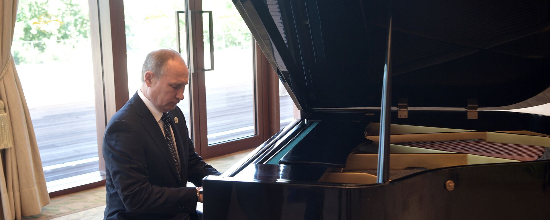 Руски председник Владимир Путин свира клавир - Sputnik Србија, 1920, 17.07.2021