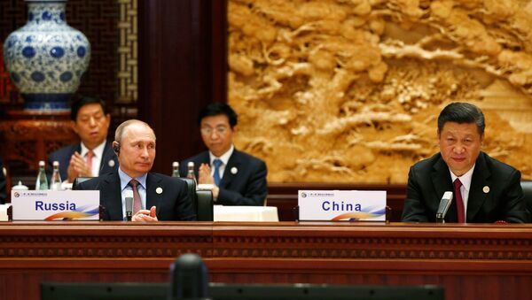 Predsednik Rusije Vladimir Putin i predsednik Kine Si Đinping na forumu u Pekingu - Sputnik Srbija
