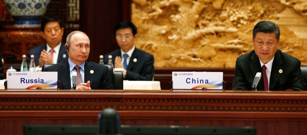 Predsednik Rusije Vladimir Putin i predsednik Kine Si Đinping na forumu u Pekingu Predsednik Rusije Vladimir Putin i predsednik Kine Si Đinping na forumu u Pekingu - Sputnik Srbija