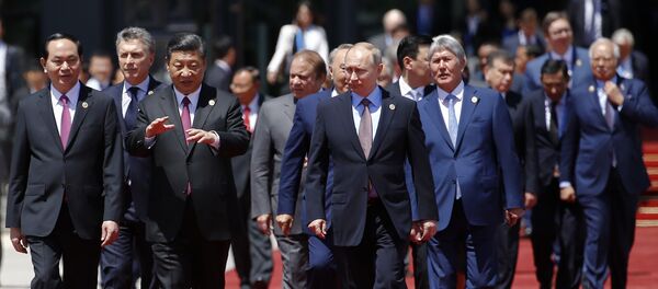 Kineski predsednik Si Đinping i predsednik Rusije Vladimir Putin na Forumu Jedan pojas - jedan put u Pekingu Kineski predsednik Si Đinping i predsednik Rusije Vladimir Putin na Forumu Jedan pojas - jedan put u Pekingu - Sputnik Srbija