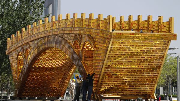 Radnici postavljaju žice na instalaciji Zlatni most Puta svile ispred zgrade u kojem se održava Forum Jedan pojas - jedan put - Sputnik Srbija