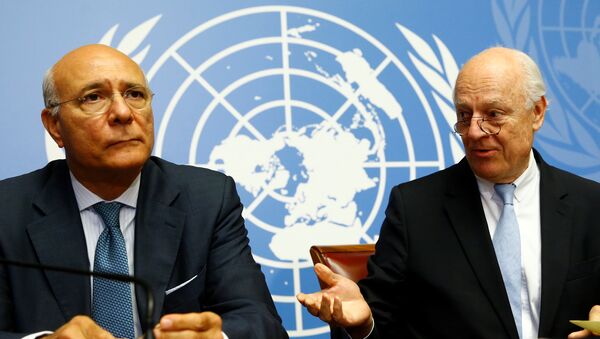 Zamenik i specijalni izaslanik UN za Siriju Remzi Ezeldin Remzi i Stafan de Mistura na konferenciji za medije u Ženevi - Sputnik Srbija