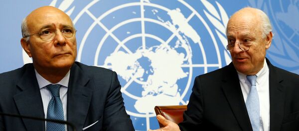 Заменик и специјални изасланик УН за Сирију Ремзи Езелдин Ремзи и Стафан де Мистура на конференцији за медије у Женеви - Sputnik Србија