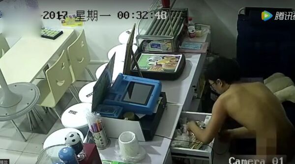 Голый вор в Китае - Sputnik Србија