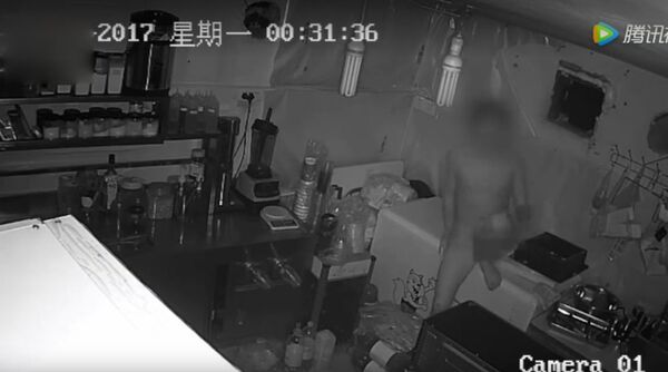 Голи лопов у пљачкашком походу - Sputnik Србија