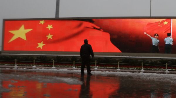 Kinezi ispred kineske zastave - Sputnik Srbija