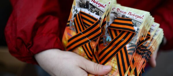 Волонтери деле георгијевске ленте у Новосибирску - Sputnik Србија