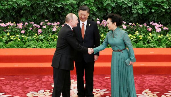 Председник Русије Владимир Путин поздравља се са председником Кине Си Ђинпингом и његовом супругом Пенг Лијуан у Пекингу - Sputnik Србија