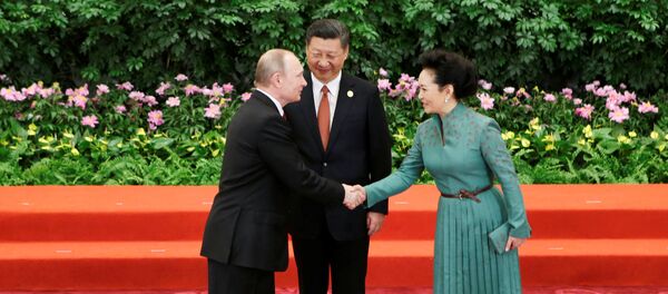 Председник Русије Владимир Путин поздравља се са председником Кине Си Ђинпингом и његовом супругом Пенг Лијуан у Пекингу - Sputnik Србија