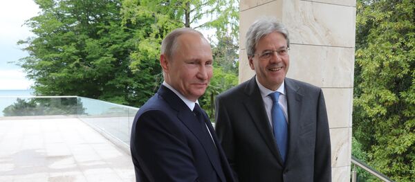 Predsednik Rusije Vladimir Putin i premijer Italije Paolo Đentiloni na sastanku u Sočiju - Sputnik Srbija
