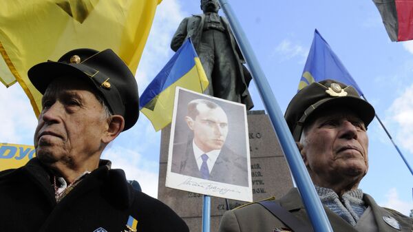 Украјински националисти са сликом Степана Бандере - Sputnik Србија