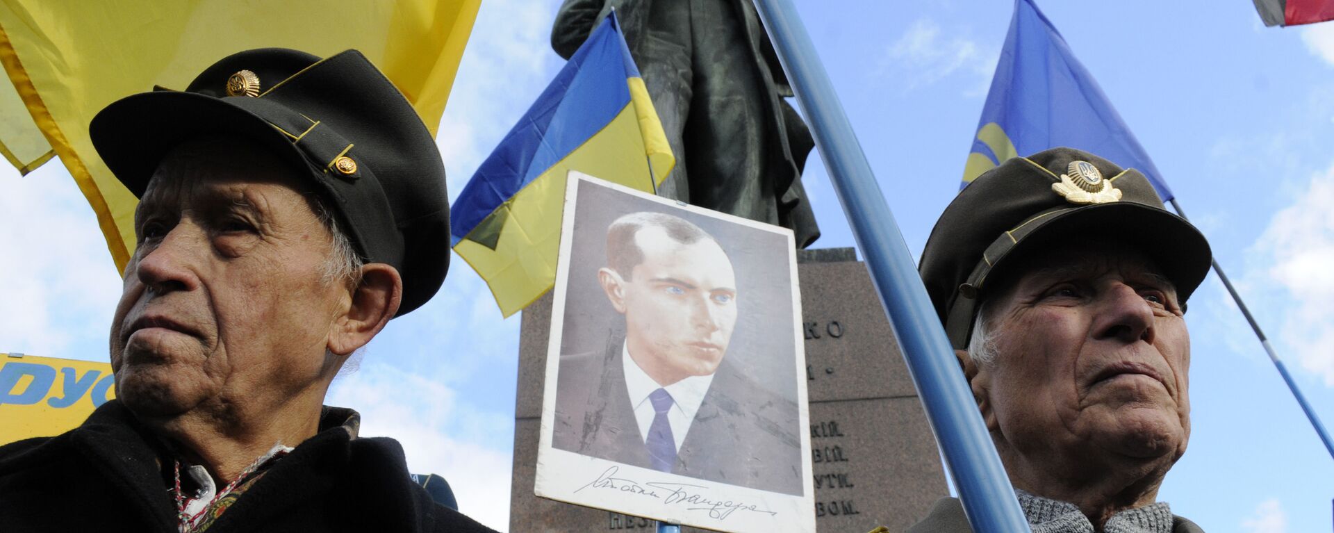 Украјински националисти са сликом Степана Бандере - Sputnik Србија, 1920, 29.08.2021