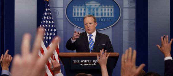 Портпарол Беле куће Шон Спајсер током редовног брифинга у Белој кући у Вашингтону - Sputnik Србија