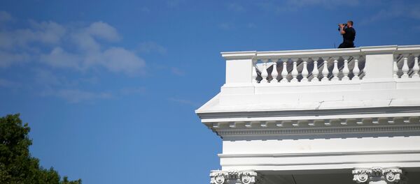 Агент обавештајне службе осматра са крова Беле куће у Вашингтону Агент обавештајне службе осматра са крова Беле куће у Вашингтону - Sputnik Србија