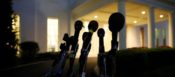 Mikrofoni medijskih kuća ispred ulaza u Belu kuću Mikrofoni medijskih kuća ispred ulaza u Belu kuću - Sputnik Srbija
