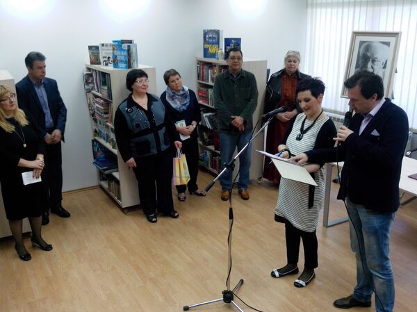 Јулија Михалкова (у позадини, поред фотографије Сергеја Михалкова) на отварању библиотеке Сергеј Михалков у Београду Јулија Михалкова (у позадини, поред фотографије Сергеја Михалкова) на отварању библиотеке Сергеј Михалков у Београду - Sputnik Србија